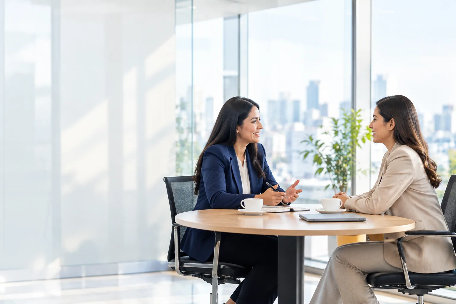 Asesora conversando con una empresaria